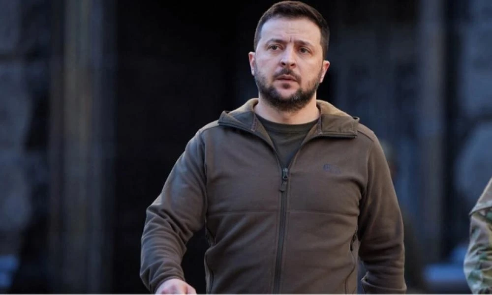 Ουκρανία: Πάνω από €100.000 «έπιασε» σε δημοπρασία το εμβληματικό χακί μπουφάν του Ζελένσκι